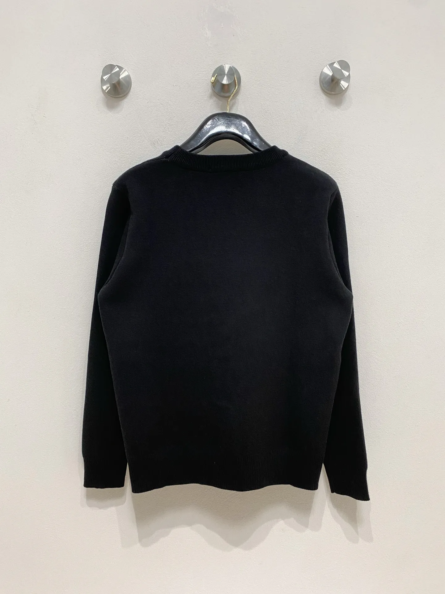 🅿️440 LV crew neck sweater, made of wool blended yarn, has good warmth retention, fluffy and soft, doubles skin care, giving you a lightweight wearing experience. High-quality natural fibers ensure high-quality life. The whole piece adopts solid color single-sided craftsmanship, leaving loose space when fit, solid color plain weave, neat texture, solid color design, durable and high-end. The workmanship is meticulous, fashionable and versatile. The reverse shoulder design is simple and comfortable. At the same time, it uses counter stitching to highlight the quality in the details, making the temperament more low-key, restrained, calm and stylish, and better showing the clean and tidy side of successful men. The collar, cuffs, and hem are made of dense rib weaving, which is tight and elastic, not easy to deform, and highlights the details and texture. Whether worn alone or layered, it can not only give you a warm feeling, but also give you a sophisticated sense of fashion.      Size: M-XXXL